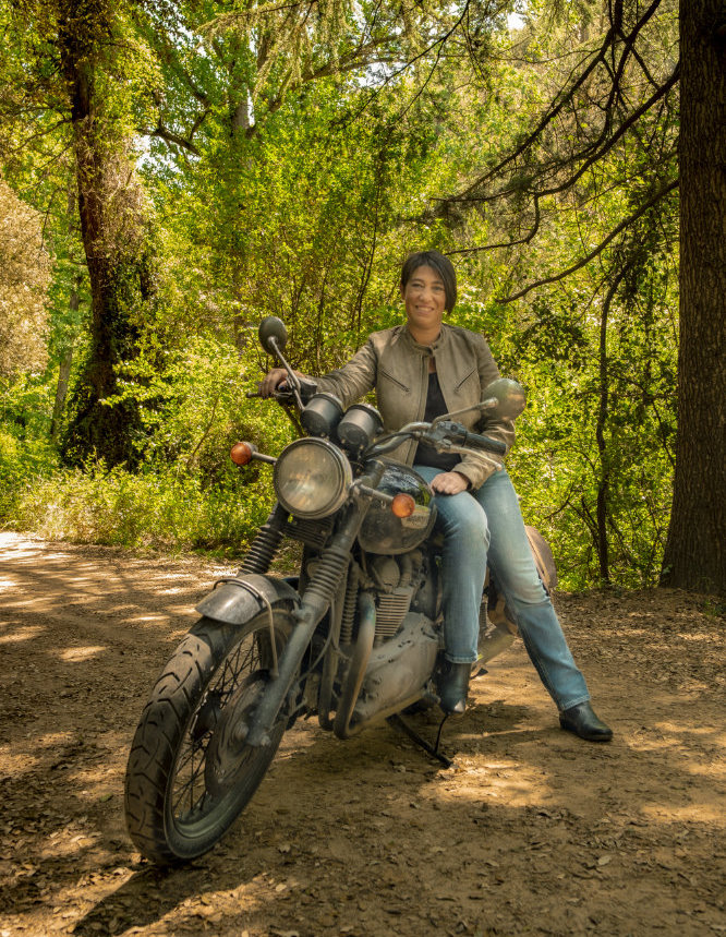 Núria Camps Fidelización Rentable - sobre una moto, una de sus pasiones